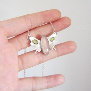 Mariposa rosada del arce
